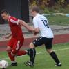Felix Stegmann (links, FC Ober-/Mittelstreu) zieht an Niklas Scherl vorbei. Der gewann aber mit seiner SG Wargolshausen I/Wülfershausen II das Spiel in Mittelstreu mit 2:0.
