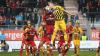 Vollversammlung im Strafraum und ein Kopfballduell zwischen dem Würzburger Dominic Baumann (rotes Trikot) und Großasbachs Philipp Hercher.
