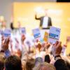 Delegierte der Freien Wähler stimmen zum Abschluss des Parteitags der Freien Wähler zur Analyse der bayerischen Landtagswahl 2018 für die Fortsetzung der Koalitionsgespräche mit der CSU.