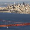 San Francisco, eine Stadt mit magischer Anziehungskraft: vorne die Golden Gate Bridge, dahinter die City und die berühmte Bucht.