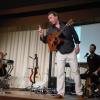 Der erhobene Zeigefinger ist  nicht seine Art, die Zuhörer anzusprechen, er verpackt seine Botschaften lieber in treffende Bilder und Musik. Clemens Bittlinger bei seinem Auftritt im Großen Kursaal in Bad Königshofen