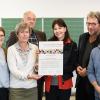 Schauspieler Michael Fitz (2. v. r.) und die stellvertretende  Vorsitzende des Stiftungsrates Karin Braun (3. v. r.) überreichen am Freitag in der Mönchbergschule in Würzburg den Inklusionspreis 2018 der Luise-Kiesselbach-Stiftung an die Vertreter des Paritätischen in Unterfranken Kathrin Speck (2. v. l.) und Viktoria Ün (l.), den Sozialarbeiter der Mönchbergschule Naofel Hafsa (r.) und Konrektor Gunnar Jüttner (3. v. l.), für die Projekte „Inklusive Fahrradwerkstatt / Sprach- und Kommunikationstrainings“.