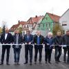 Vertreter der Stadt, des Landkreises, des Staatlichen Bauamtes, am Bau Beteiligte und Anwohner gaben gemeinsam mit dem Durchschneiden des Bandes die Rothenburger Straße in Uffenheim wieder offiziell für den Verkehr frei.