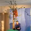 Puppenspieler Lothar Lempp zeigte den staunenden Kindern, dass es eine Kuh auch ohne Flügel auf einen Baum schaffen kann.
