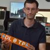 Wolfram Winkler, der technische Referent,zeigt die Rufnummer der Würzburger Clubstation. Wolfram Winkler, der technische Referent,zeigt die Rufnummer der Würzburger Clubstation.