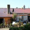 Das Orkantief „Fabienne“ hatte am Sonntag, 23. September, in Schönaich nahezu das komplette Dach des Hauses von Gunther und Susanne Geiling am Ortsausgang nach Ebersbrunn abgedeckt. Wenige Tage später waren die Dachdecker schon weit vorangekommen. Die Geilings und andere Sturmgeschädigte hoffen nun, dass alles mit der Übernahme der Reparaturkosten durch die Versicherung klar geht.