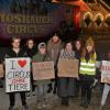 Die Gruppe Würzburg Aktiv für Tierrechte und Umweltschutz (WATU) demonstrierte beim Gastspiel des Moskauer Circus in Veitshöchheim, um über das nach ihrer Meinung trostlose Leben von Zirkustieren aufzuklären. Die Gruppe Würzburg Aktiv für Tierrechte und Umweltschutz (WATU) demonstrierte beim Gastspiel des Moskauer Circus in Veitshöchheim, um über das nach ihrer Meinung trostlose Leben von Zirkustieren aufzuklären.