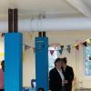 Stahlstützen im Raum sind nicht zu vermeiden, wenn die Zwischenwände fehlen. Im Bild hinten rechts die Leiterin der Kindertagesstätte Katrin Ludwig-Schneider; Bildmitte: Monika Kraft (Stadt Würzburg). Stahlstützen im Raum sind nicht zu vermeiden, wenn die Zwischenwände fehlen. Im Bild hinten rechts die Leiterin der Kindertagesstätte Katrin Ludwig-Schneider; Bildmitte: Monika Kraft (Stadt Würzburg).