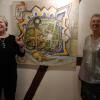 Bunter Barock mit Ecken und Kanten: Angelika Hiller (links) und Claudia Cebulla vor einem Schweinfurt-Bild der Künstlerin.
