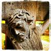 Kruzifixus aus Holz, für den Kapelenfriedhof ist das eher ein ungewöhnliches Material.