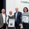 Jürgen Geyer, Regionalgeschäftsführer Barmer, Mariusz Kaczmarski, Betriebsrat Schweinfurt, Gudrun Rieger, Gewinnerin des ersten Preises, Schwimm-Weltmeister Thomas Lurz, Alexandra Hill, Gewinnerin des zweiten Preises und Andreas Diehm, Leiter Personalmanagement, bei der  Abschlussveranstaltung von „Fitmachen und Gewinnen“ in Schweinfurt.