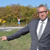 Unweit des Aschacher Kreisverkehrs (im Hintergrund) soll ein neuer Einkaufsmarkt entstehen, den die Rewe-Gruppe jetzt in der Bürgerversammlung vorstellte. Im Bild Bürgermeister Andreas Sandwall auf dem betreffenden Grundstück.