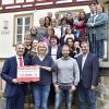 Über einen Scheck von jeweils 500 Euro konnten sich die Vertreter von 24 Kindergärten und Kindertagesstätten im Landkreis freuen, der ihnen vom Vorstandsvorsitzenden der Sparkasse Schweinfurt-Haßberge, Peter Schleich (links), überreicht wurde.