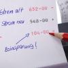 Seit 20 Jahren kann jeder Deutsche seinen Stromanbieter frei wählen. Doch obwohl das viel Geld spart, wechseln viele nicht – sei es aus Unkenntnis oder Bequemlichkeit.