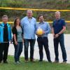 Mit einer kleinen Feier wurde die Beachvolleyball-Anlage eröffnet. Von links: Klaus Göbel, Nicole Küppers, Karl Peiffer (alle Volleyball-Abteilung), Bürgermeister Christian Holzemer und Rektor Christoph Rüttiger.