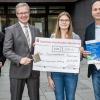 Pascal Diehm, Schulleiter Michael Schmitt, Julia Zink und Betreuungslehrer Oliver Gößwein (von links) mit dem Scheck, den Pascal und Julia beim Schulwettbewerb zur Nanotechnologie vom Nanonetz Bayern e.V. gewonnen haben.