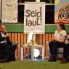 Studentenpfarrer Burkhard Hose sprach am Donnerstag im Friedrich-List-Gymnasium mit Katharina Scheblein und Paula Greb (von links) vor einem rund 90-köpfigen Publikum über sein Buch „Seid laut!”, in dem er für ein politisch engagiertes Christentum eintritt.