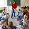 Regina Reder, Lehrerin der Klasse 1a, zeigt ihren Schülerinnen und Schülern auch die bunten Bilder in dem Buch über den alten Herrn Pettersen und seinen Kater Findus zu sehen sind. Aus diesem Buch hatte Reder selber vorgelesen.