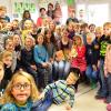 Catharina Clas inmitten der Schar der Kinder, die sie mit ihren Geschichten begeistert hat, auch deswegen, weil sie einmal das moderne Medium Alexa Skill eingesetzt hatte. Hinten die beiden Klassenlehrerinnen Jutta Leipold (2. v. l.) und Franziska Weiß. Catharina Clas inmitten der Schar der Kinder, die sie mit ihren Geschichten begeistert hat, auch deswegen, weil sie einmal das moderne Medium Alexa Skill eingesetzt hatte. Hinten die beiden Klassenlehrerinnen Jutta Leipold (2. v. l.) und Franziska Weiß.