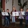 Eine fundierte musikalische Basisausbildung an Grundschulen, wie sie beispielsweise der mittlerweile pensionierte Schulleiter von Langenprozelten, Alfons Schlereth (hier bei der Weihnachtsfeier 2012), den Kindern vermittelt hat, ist das Ziel des Förderprogramms WIM.