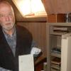Jürgen Gottschalk mit dem historischen Brief von Otto Frank. Der ehrenamtliche Bezirksarchivar der Deutschen Pfadfinderschaft St. Georg (DPSG) hat im Kilianeum sein Archiv. Die wichtigsten Dokumente, wie den Brief von Otto Frank, bewahrt er im Tresor auf.
