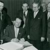 31. März 1958: Willy Brandt trägt sich in das Goldene Buch der Stadt Würzburg ein. Brandt war damals Regierender Bürgermeister von Berlin. 31. März 1958: Willy Brandt trägt sich in das Goldene Buch der Stadt Würzburg ein. Brandt war damals Regierender Bürgermeister von Berlin.