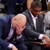 Manchmal mag man einfach nicht mehr hinsehen: Baskets-Cheftrainer Denis Wucherer (links) und sein Assistent Steven Key am Sonntag in Bonn. Der Trainerstab von Basketball-Bundesligist s.Oliver Würzburg hat aktuell einige Baustellen zu bearbeiten.