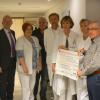 Bei der Scheckübergabe in der Klinik Kitzinger Land (von links):   Uwe Pfeiffle von der Krankenhausverwaltung, Schwester Christina, Joop van Zadelhoff, Chefarzt Dr. Zupaniec, Oberärztin Kerstin Weichert-Zupaniec, Schwester Anita sowie AMC-Vorsitzender Walter Loschky