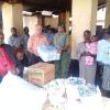 Übergabe der gespendeten Hygieneartikel, Zahnpasten und Zahnbürsten aus dem Raum Marktheidenfeld im Frauengefängnis in Kakamega. Links im Bild Mama Odongo, die Vorsitzende des Frauenrechtsvereins Soroptomist, in Bildmitte Werner Amthor.