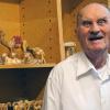Kunsthandwerk aus Bethlehem gibt es in der Pfarrei St. Michael. Mit dem Erlös hilft Pfarrer Roland Breitenbach den Menschen in der eingeschlossenen Stadt.