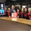 Bürgermeister Mario Paul gratuliert Barbara Herrmann, Leiterin der Touristinformation und den Mitarbeiterinnen zum neuen Qualitätszeichen. Im Bild: (von links) Hannelore Etzel, Carina Rüb, Bürgermeister Mario Paul, Leiterin Barbara Herrmann, Christina Rüb, Bettina März, Pia Siegler.