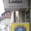 Eine neue Fahne am Schaufenster zeigt an, dass der Weltladen in der Hindenburgstraße  geöffnet ist.