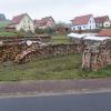 Brennholzlagerung und -verarbeitung in großem Umfang auf einem Bauplatz inmitten der Heßdorfer Wohngebiete "Am Riegel" und "Obere Mühlstraße" beeinträchtige die Wohnqualität erheblich und sei als kommerzielle Nutzung zu bewerten, sagen einige Anwohner. Der Grundstückseigentümer wollte nun die Nutzung mit einem Bauantrag absengen lassen, der Gemeinderat lehnte jedoch eine Zustimmung ab.