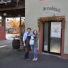 Familienbild mit Kühlschiff: Mit Andreas Herr und seiner Frau Yvonne Mennig steht die fünfte Generation im Innenhof vor dem Brauhaus. Sie wollen die Tradition des Wirtshauses Zur Alten Brauerei Zapf fortführen. Auf dem Arm von Yvonne der fünf Monate alte Jan, die sechste Generation. Das Kühlschiff über der Einfahrt hat die Jahrhunderte überstanden und spendet jetzt im Sommer den Gästen im Biergarten Schatten.