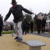 Balanceakt auf dem Gummiband: Die Slackline wurde bei der Übergabe des Bewegungsparcours gleich getestet.