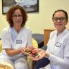 Fachkrankenschwester Beate Reinfurt und Pflegeschülerin Katharina Arlt verteilen regelmäßig mit Aromaöl beträufelte Herzen an ihre Patientinnen. 