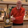 Holm Ullrich mit einem seiner Lieblinge: Eine Lyra-Uhr aus dem 19. Jahrhundert.