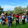Birkenfelder Jugendliche beim Erkunden der blühenden Streuobstwiese. Der OGV Birkenfeld erreichte den ersten Platz im Wettbewerb "Streuobst Vielfalt - Beiß rein".