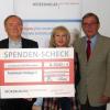 Spendenübergabe: Klaus Dimmer (Vorstandsvorsitzender der Würzburger Versicherungs-AG), Gertrude Hobeck (Hospizverein Würzburg), Wolfgang Engert (Vorsitzender Hospizverein Würzburg) und Annemarie Heiß (Hospizverein Würzburg).