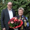 Klara Köhl aus Münsterschwarzach nahm die Glückwünsche des Bürgermeisters Volker Schmitt entgegen.