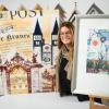 Jasmin Puhl von der Galerie Arte zeigt links die Original-Grafik des Berliner Künstlers Devin Miles im Wert von 1450 Euro und rechts die Original-Radierung der Künstlerin Elfriede Otto im Wert von 700 Euro. Anlässlich des 35-jährigen Bestehens versteigert die Galerie die beiden Bilder und spendet den Erlös vollständig an die Aktion Patenkind.