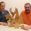 Michael Röhrken (links) und Stefan Degen vom Team der Eigenfertigung der Lebenshilfe-Werkstatt in Hohenroth.