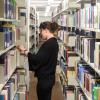 Bibliothek der Uni Würzburg: An der richtigen Sortierung der Bücher arbeiten auch studentische Hilfskräfte mit. Bibliothek der Uni Würzburg: An der richtigen Sortierung der Bücher arbeiten auch studentische Hilfskräfte mit.