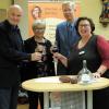 20. Literarische Weinprobe der katholischen Bücherei in Greußenheim: (von links) Landrat Eberhard Nuß, Bücherei-Teamleiterin Rita Lannig, Pfarrvikar Hatto von Hatzfeld und Weindozentin Martha Gehring