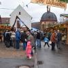Trotz Nieselregen war der Weihnachtsmarkt in Holzkirchen gut besucht.