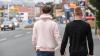 Ein homosexuelles Paar in der  Randersackerer Straße in Würzburg. Das Bild wurde gestellt.