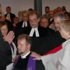 Dekan Hanspeter Kern und (von links) Pfarrerin Thea Vogt, Pfarrer Rainer Brandt, Pater Pascal von der Benediktiner Abtei Münsterschwarzach, die Vorsitzende des Kirchenvorstands Edith Fink-Ziegler (verdeckt) sowie die Priorin der Communität Casteller Ring Sr. Ursula Teresa Buske segneten Pfarrer Harald Vogt durch Handauflegen für sein neues Amt.