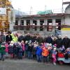 Freude bei groß und klein: Bauhandwerker, Gemeinderäte, Bürgermeister und das Kindergarten-Team mit seinen kleinen Schützlingen vor dem Rohbau des erweiterten Burkardus-Kindergartens.