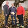 Bürgermeister Georg Seiffert (von links) und Joachim Jenrich, der die Recherchen zu den Anfängen der Fliegerei in Bischofsheim führte, besuchten das Grundstück von Detlef Stengler, wo in den frühen 1920er Jahren Willhelm Messerschmitt sei erste Firma betrieb.
