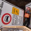 Ein Fahrverbotsschild für Lastwagen mit Diesel-Motor bis Euro5 wird in Hamburg aufgehängt.